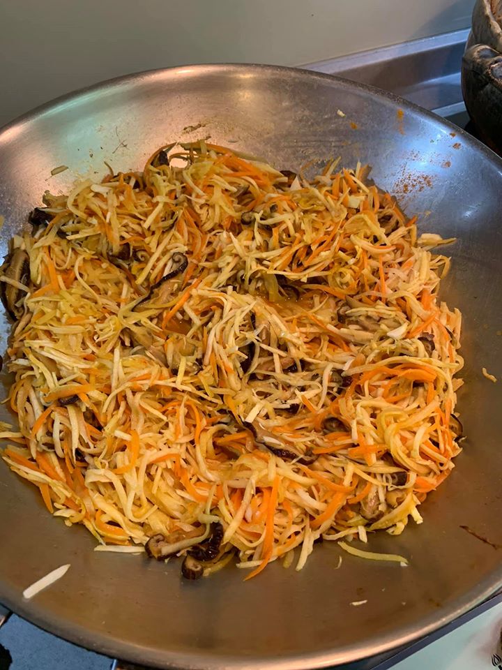 將食材與調味料充分炒勻。