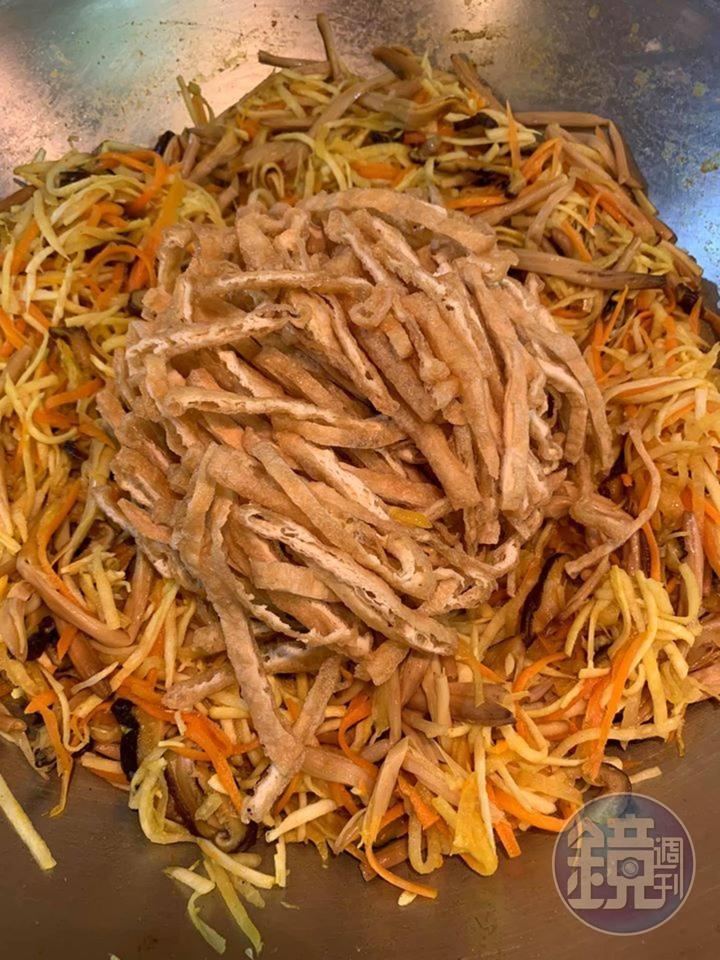 加入豆皮，炒勻。
