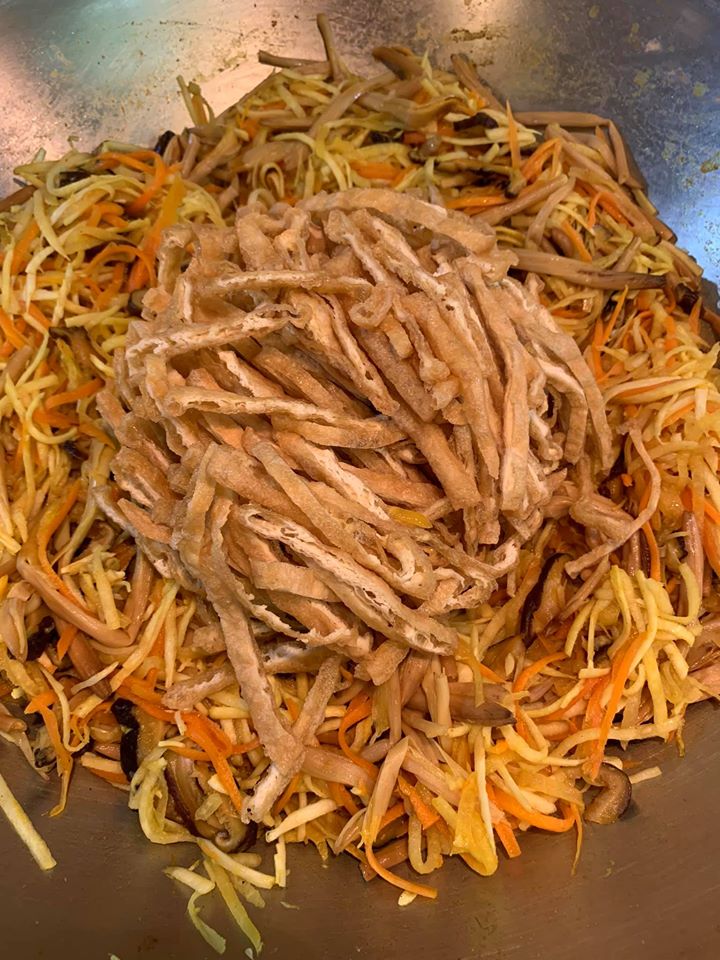 加入豆皮，炒勻。