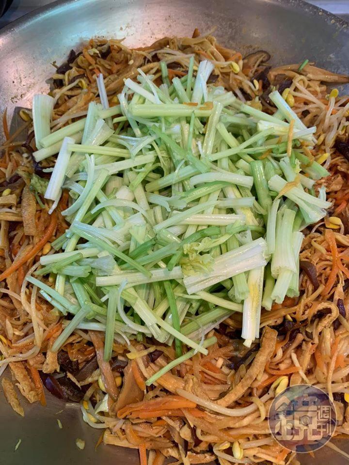 最後下芹菜絲。