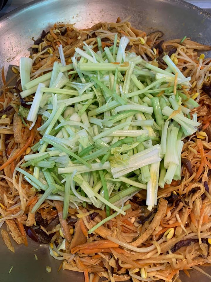 最後下芹菜絲。