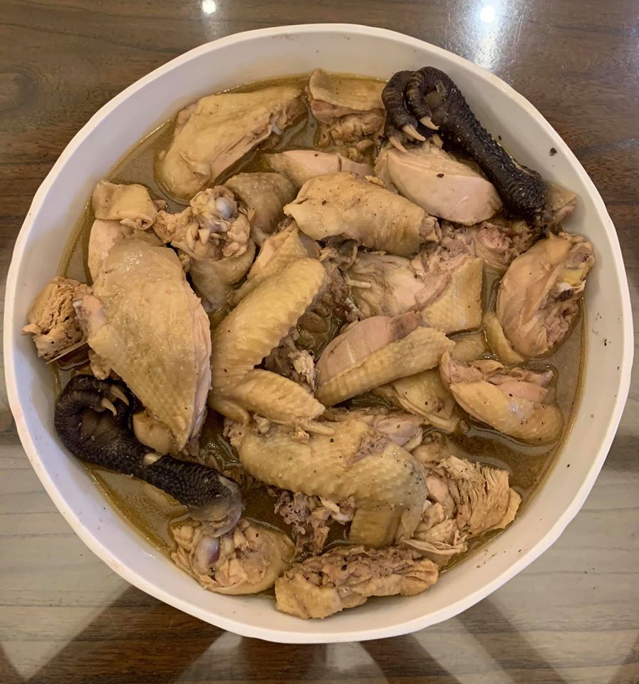 在漢來名人坊吃到這道「玫瑰花雕雞」，引發我的靈感，也在家試做，效果頗佳。