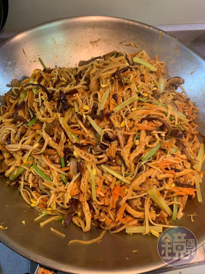 把所有食材炒勻，即可起鍋。