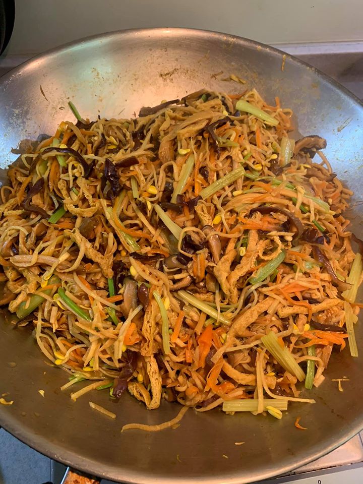 把所有食材炒勻，即可起鍋。