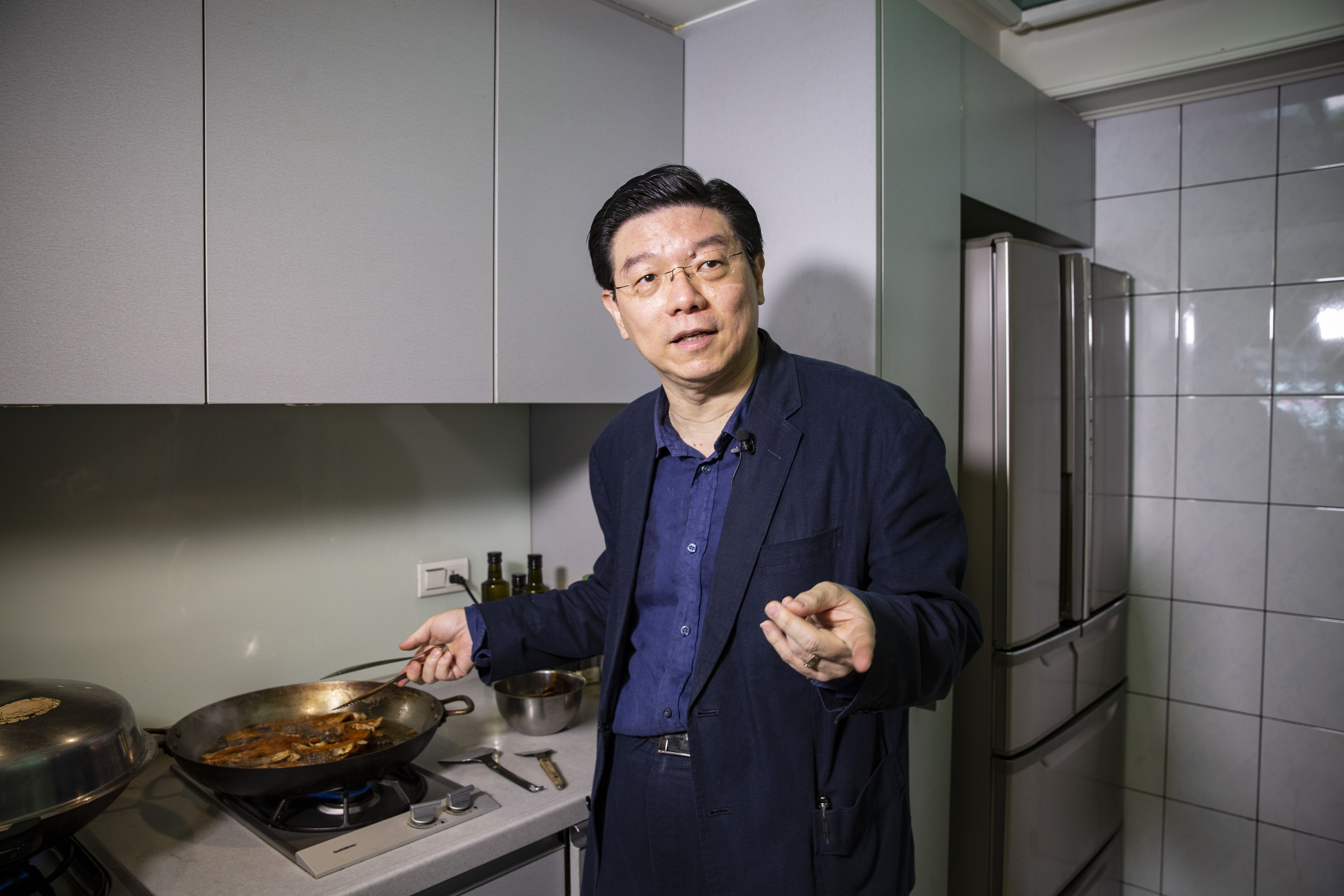 《鏡週刊》社長裴偉愛吃也愛煮，無論複雜的宴客大菜或家常簡單料理都難不倒他，現在也公開他自己的廚房筆記。（攝影：王漢順）