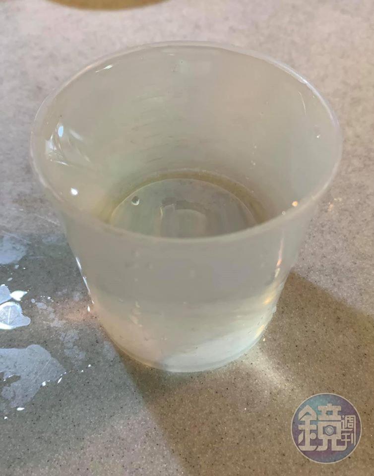 外鍋放入量杯的一杯水。