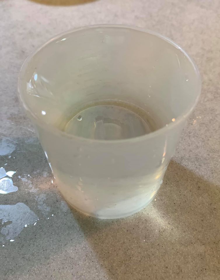 外鍋放入量杯的一杯水。
