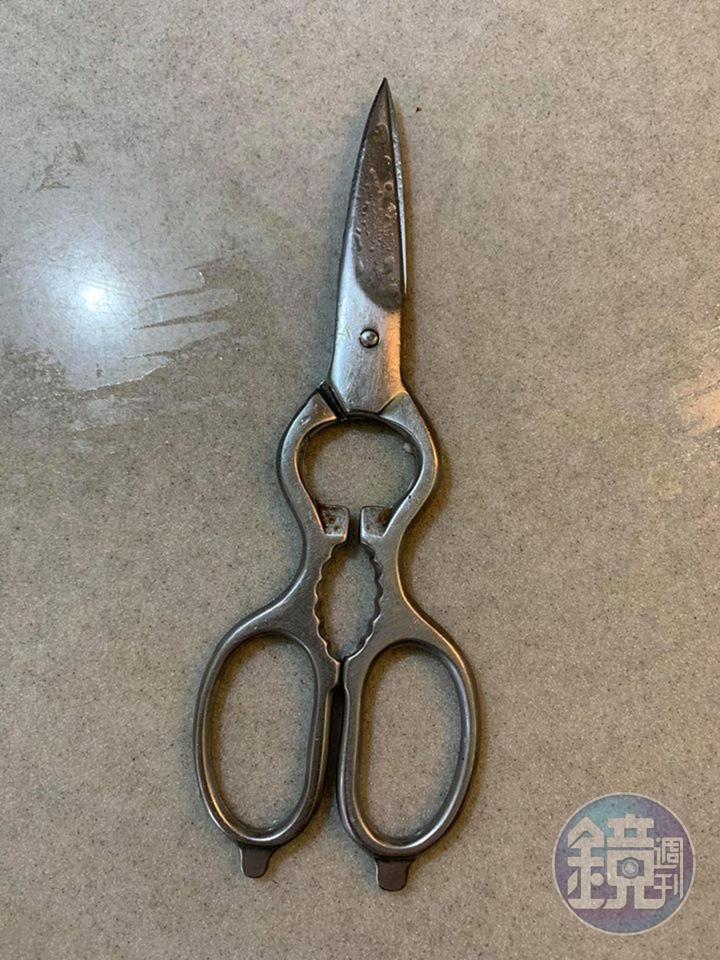 可以用廚房剪刀拆剪切塊，比較省力。