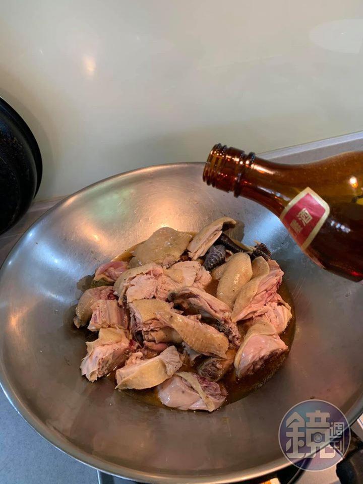 將雞肉放入熱鍋中，倒入花雕酒。
