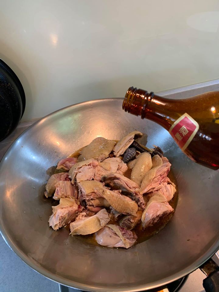 將雞肉放入熱鍋中，倒入花雕酒。