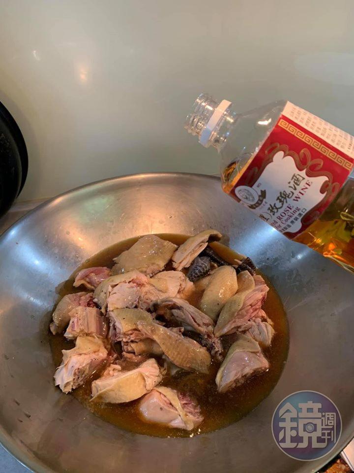 再加入玫瑰酒，酒液剛好蓋過雞肉即可。