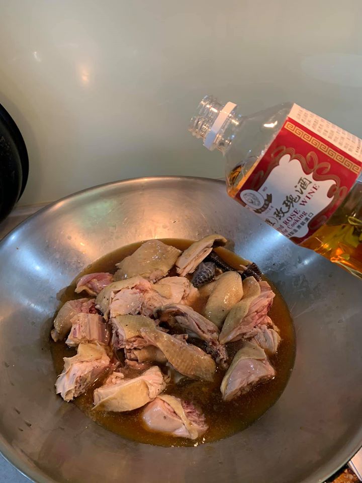 再加入玫瑰酒，酒液剛好蓋過雞肉即可。