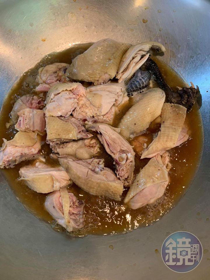 大火煨煮10分鐘，讓酒味散去。