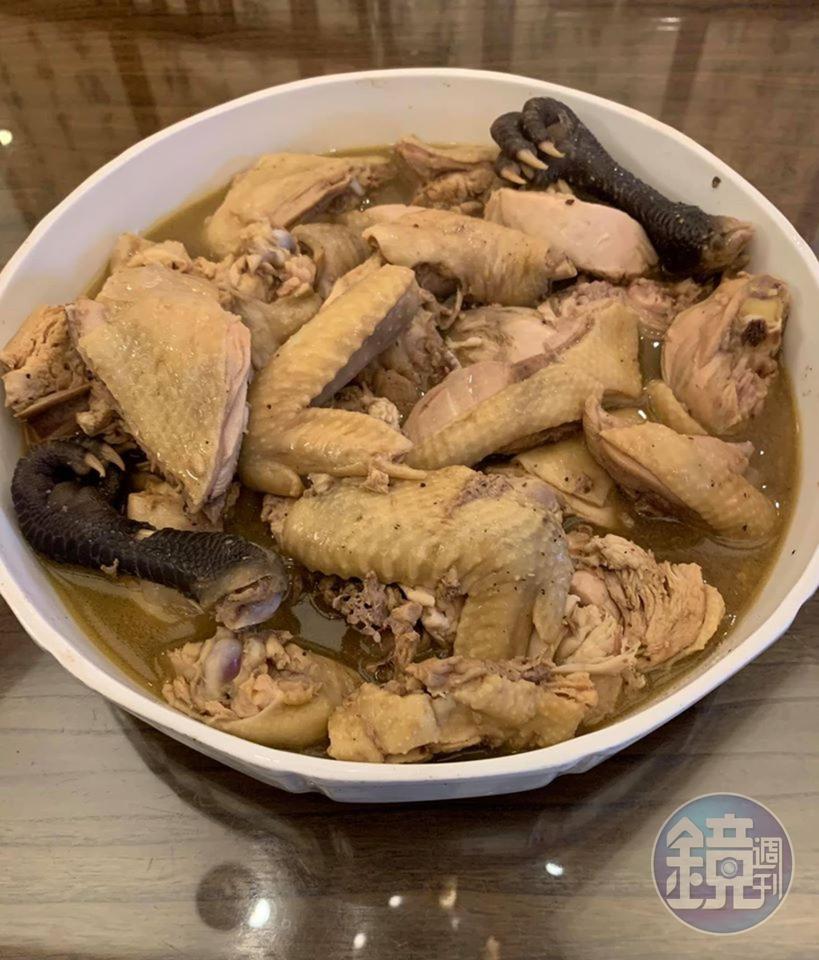 玫瑰花雕雞完成上桌。