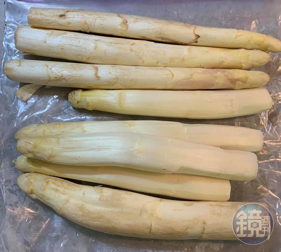 朋友送的白蘆筍，非常肥美。