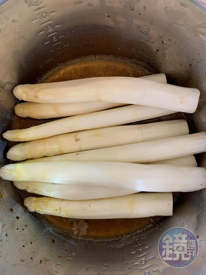 將蘆筍放入電鍋蒸雞剩下的雞汁中，外鍋加水2/3杯，等開關跳起即可。