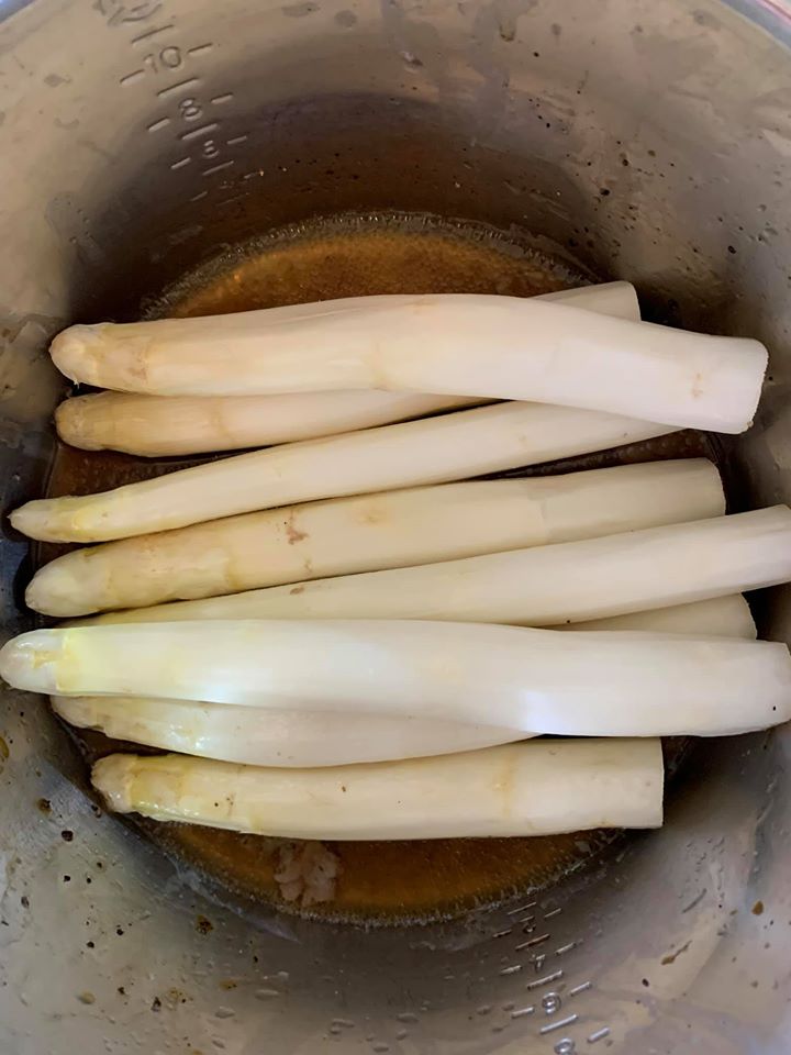 將蘆筍放入電鍋蒸雞剩下的雞汁中，外鍋加水2/3杯，等開關跳起即可。