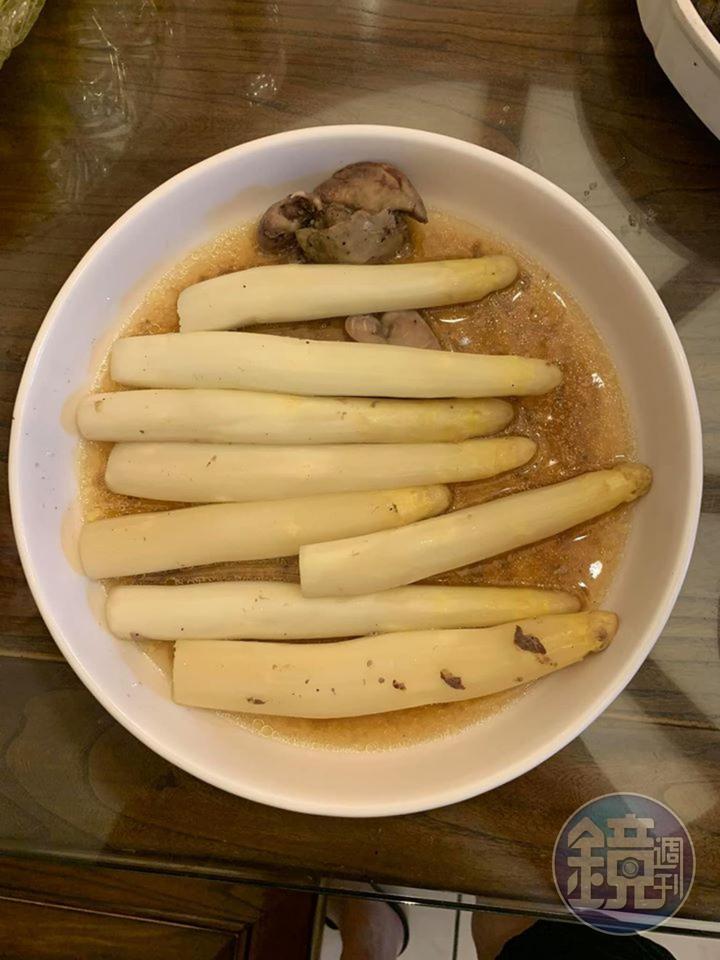 電鍋蒸好的雞汁白蘆筍，我是用全雞所以會有雞肝。