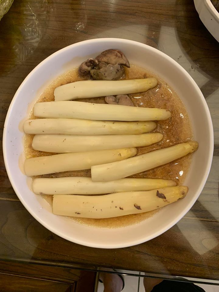 電鍋蒸好的雞汁白蘆筍，我是用全雞所以會有雞肝。