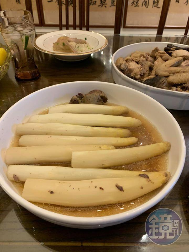 開始組合玫瑰花雕雞白蘆筍麵線。
