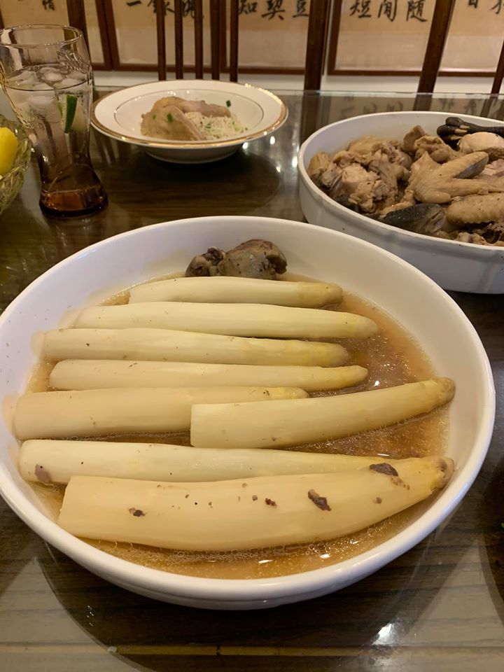 開始組合玫瑰花雕雞白蘆筍麵線。