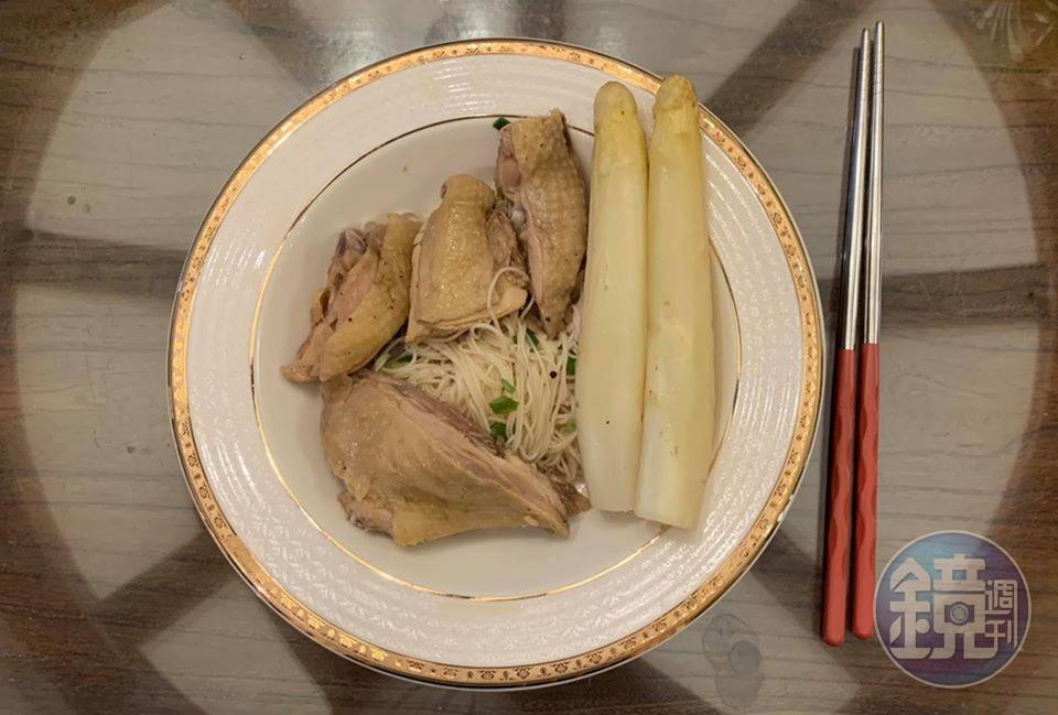 玫瑰花雕雞麵線加雞汁白蘆筍，所有湯汁都沒有浪費，非常美味。