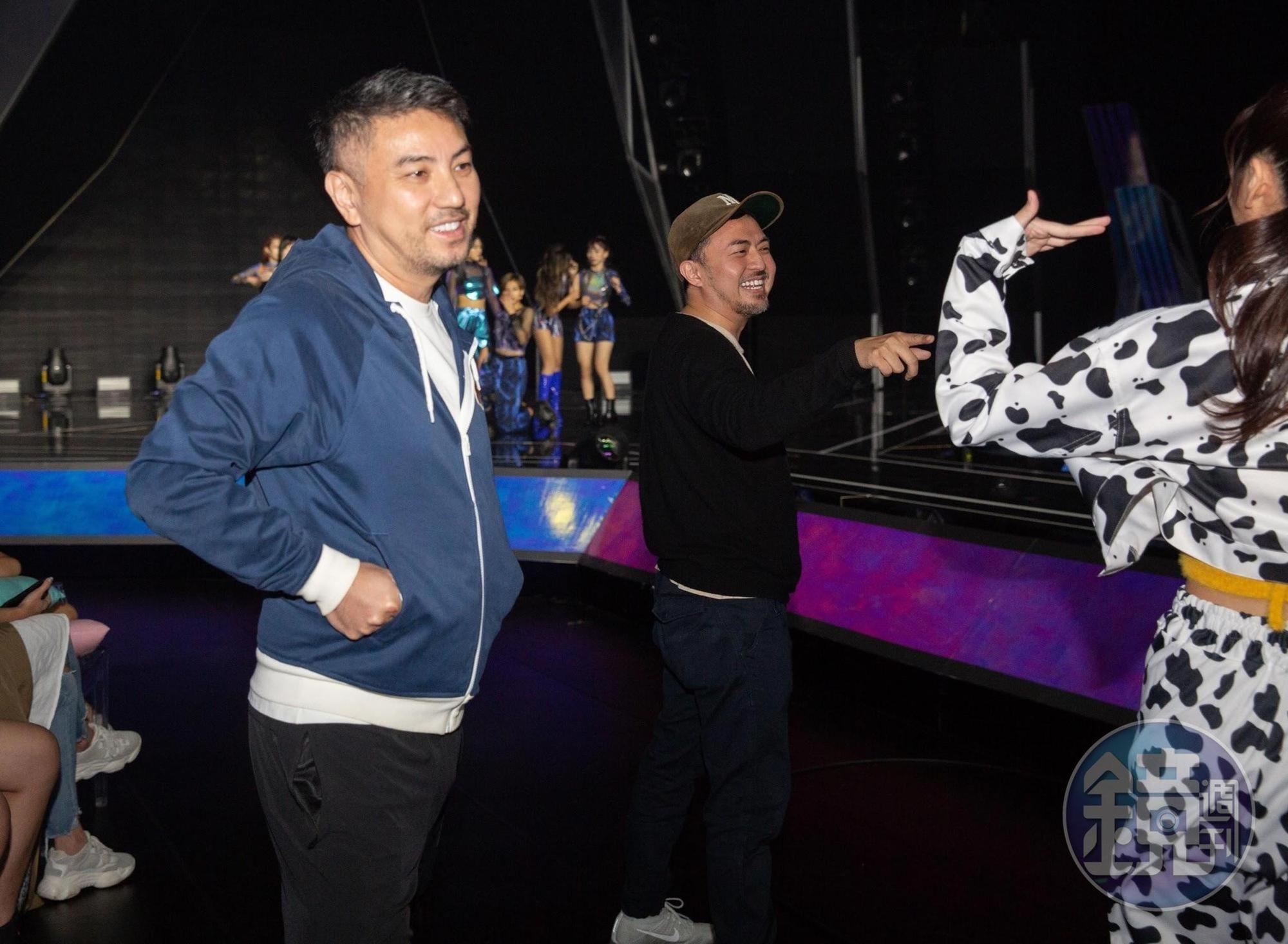 詹仁雄（左）找來梁庭豪（右二）合力打造台灣首檔偶像女團養成秀《菱格世代DD52》，在YouTube及多個電視頻道網台聯動播出。