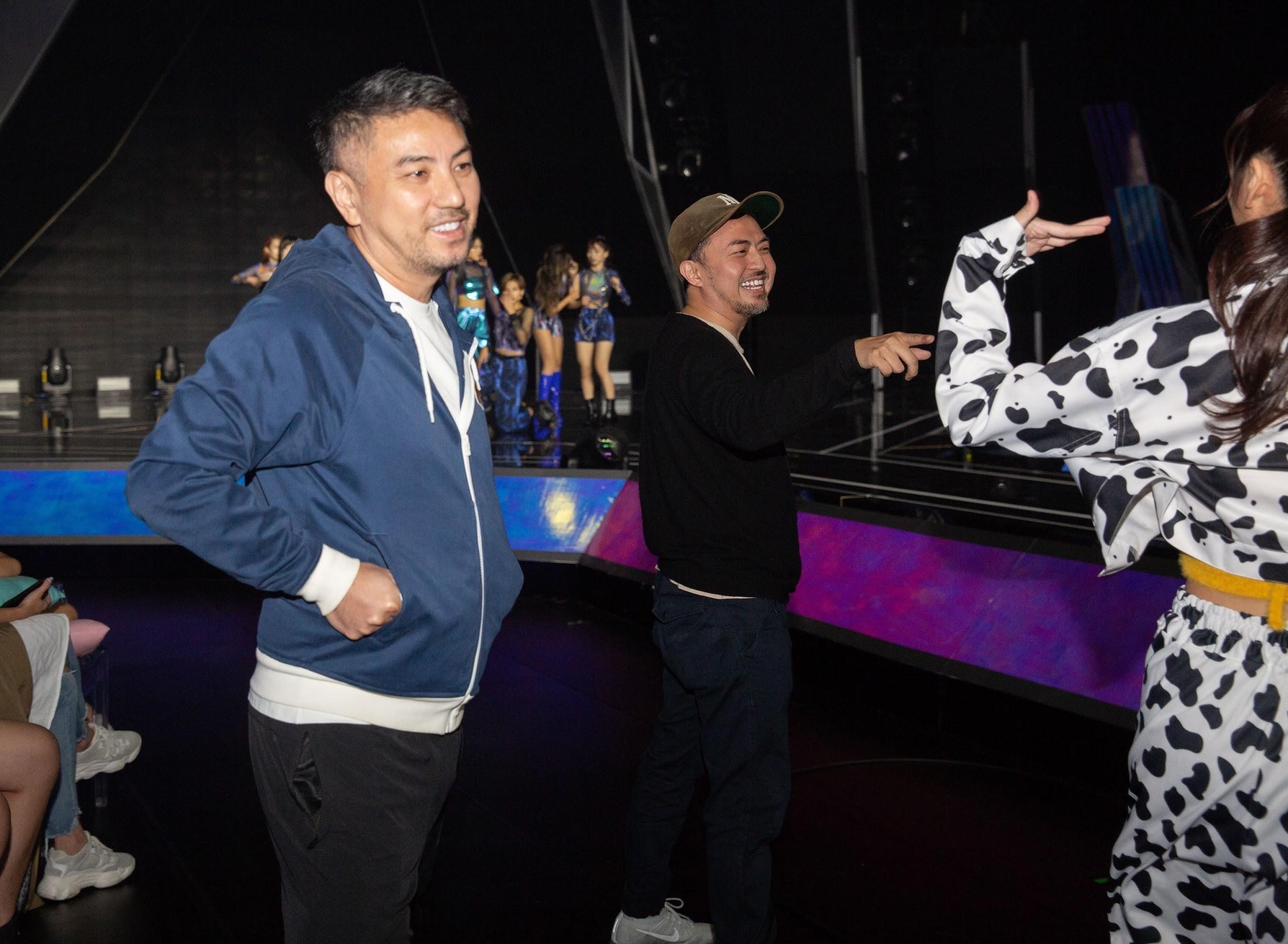 詹仁雄（左）找來梁庭豪（右二）合力打造台灣首檔偶像女團養成秀《菱格世代DD52》，在YouTube及多個電視頻道網台聯動播出。