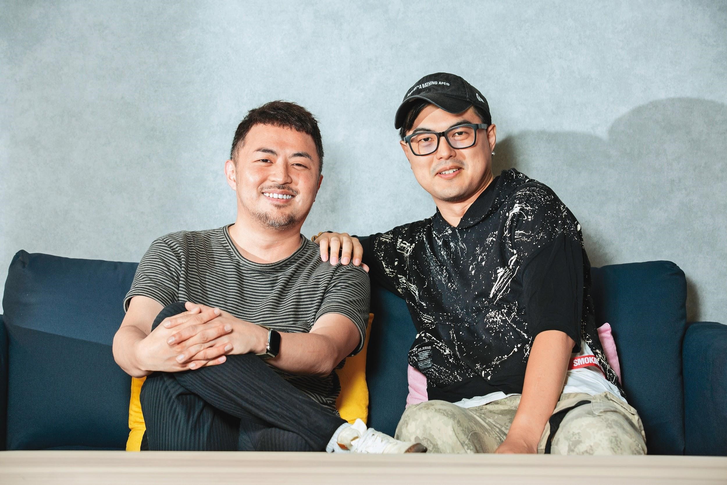 梁庭豪（左）找來演唱會視覺總監鄭宸宇（右）合作，將綜藝節目打造出演唱會般的視覺效果。