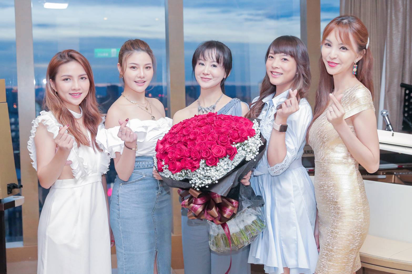 「選美教母」張如君（中）22日生日，歷屆選美皇后提前幫她慶生。（中華全球城市選拔協會提供）