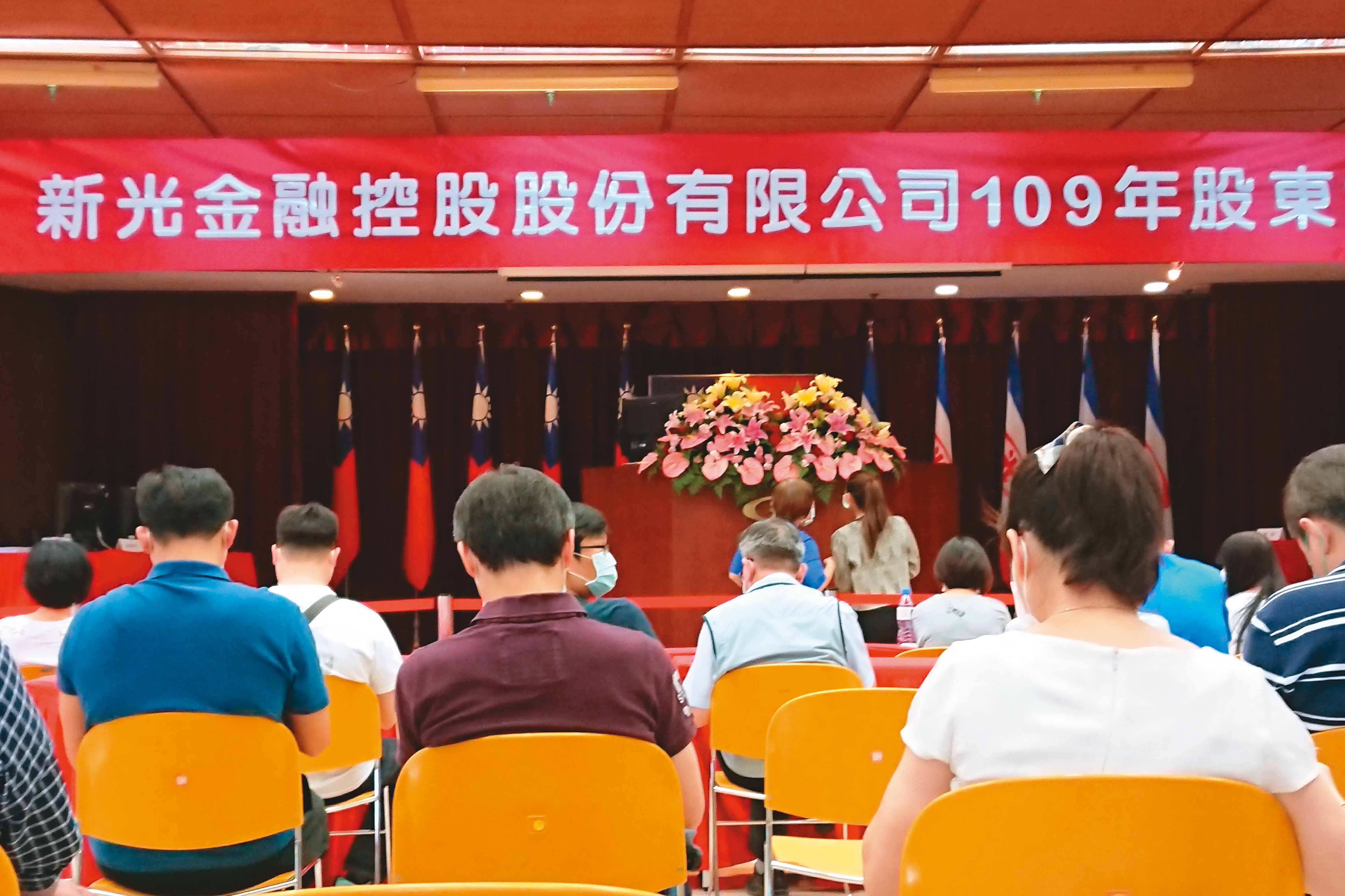 新光金上週五改選董監事，股東會上小股東炮聲隆隆。（讀者提供）
