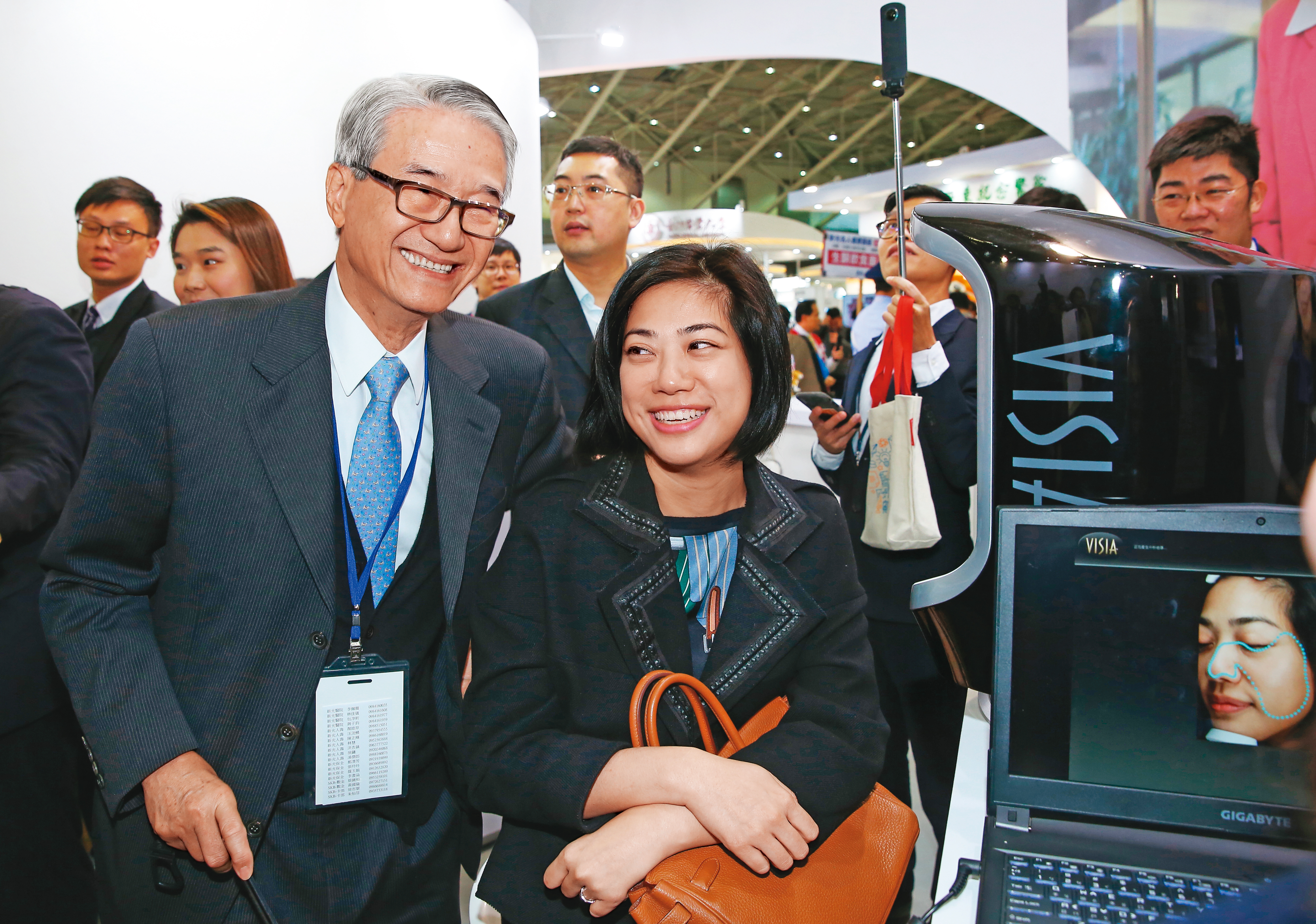 吳東進近年積極栽培次女吳欣儒，兩人近年常在公開場合一同亮相。