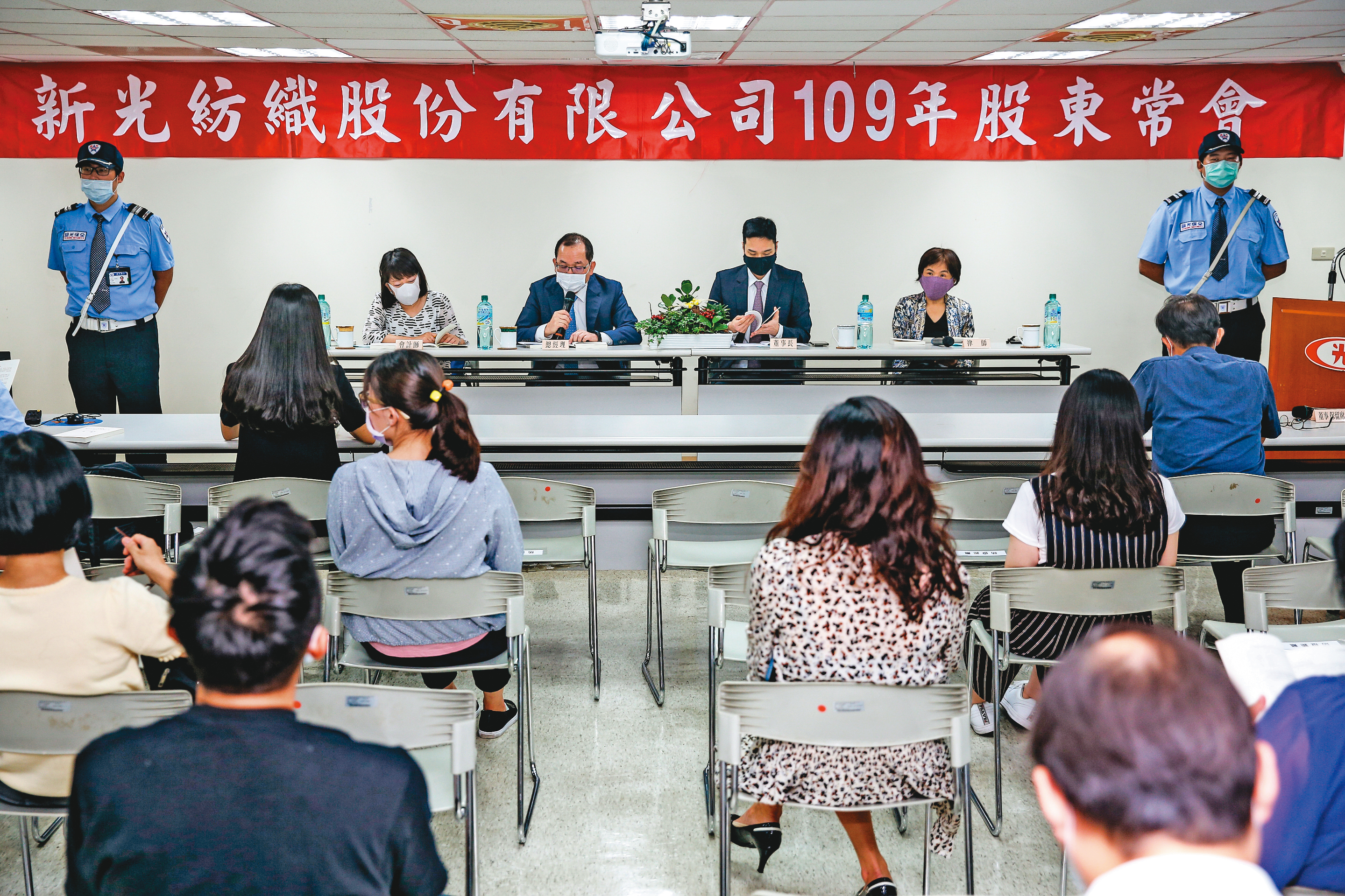 新紡今年股東會和新光金撞期，吳東進也在新紡拿下1董、1獨董。