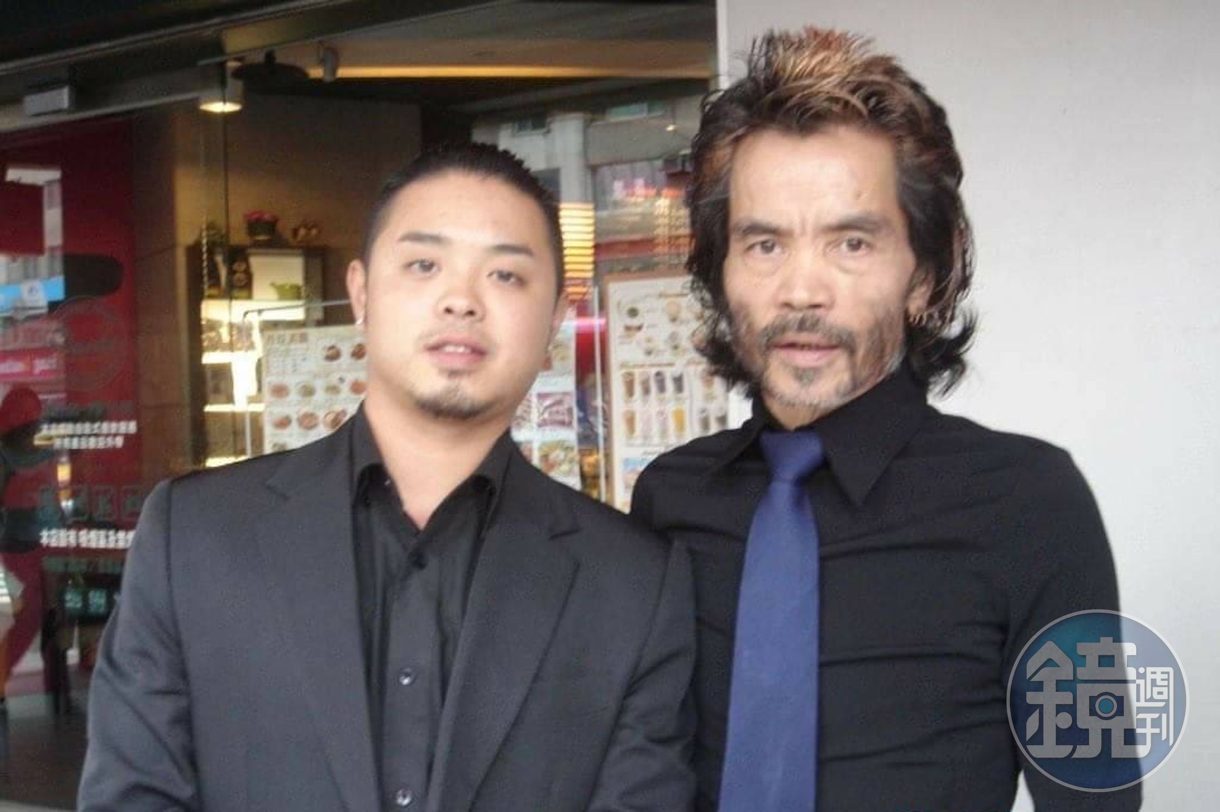 16歲那年，高吉良（左）結識竹聯幫大老陳功（右），被收為義子。（高吉良提供）