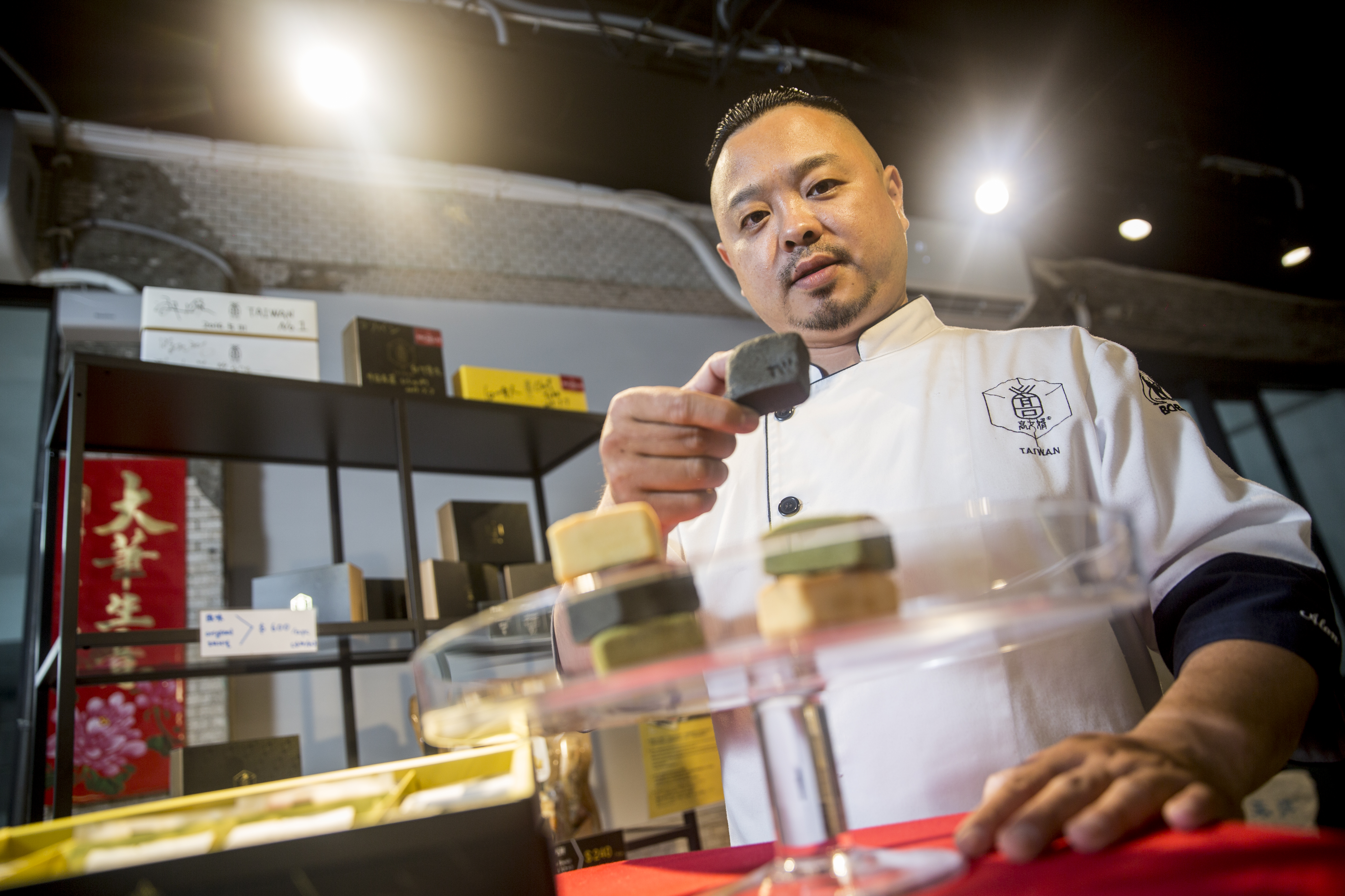 高吉良販售的鳳梨酥主打海外市場，摻有台灣孟宗竹竹碳粉的黑色鳳梨酥，在美國市場大受歡迎。