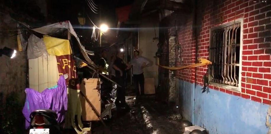 台南關廟一處民宅凌晨竄出惡火,導致祖孫3代、2大2小命喪火窟。(翻攝畫面)