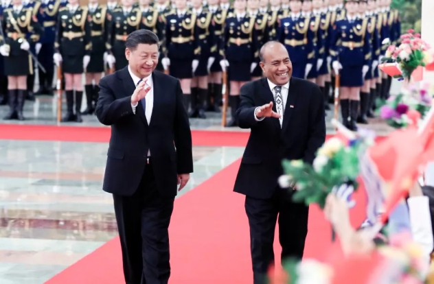 吉里巴斯總統大選結束，親中的總統馬茂（右）成功連任。（翻攝自中國外交部官網）