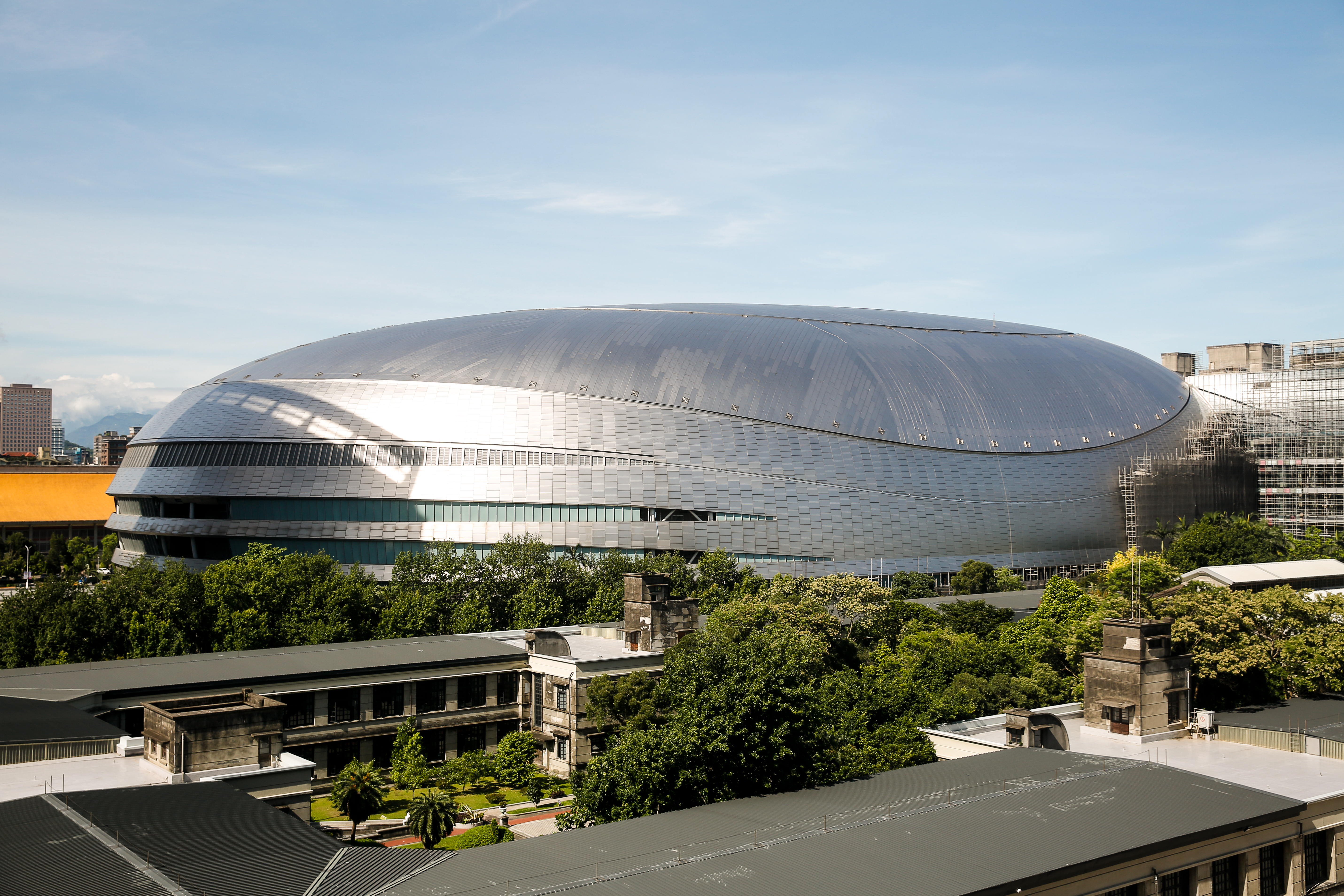 對於遠雄是否違法復工,北市議員「呱吉」邱威傑昨晚po文表示,「除了空調與數張座椅的爭議,我們苦無證據。」(本刊資料照)