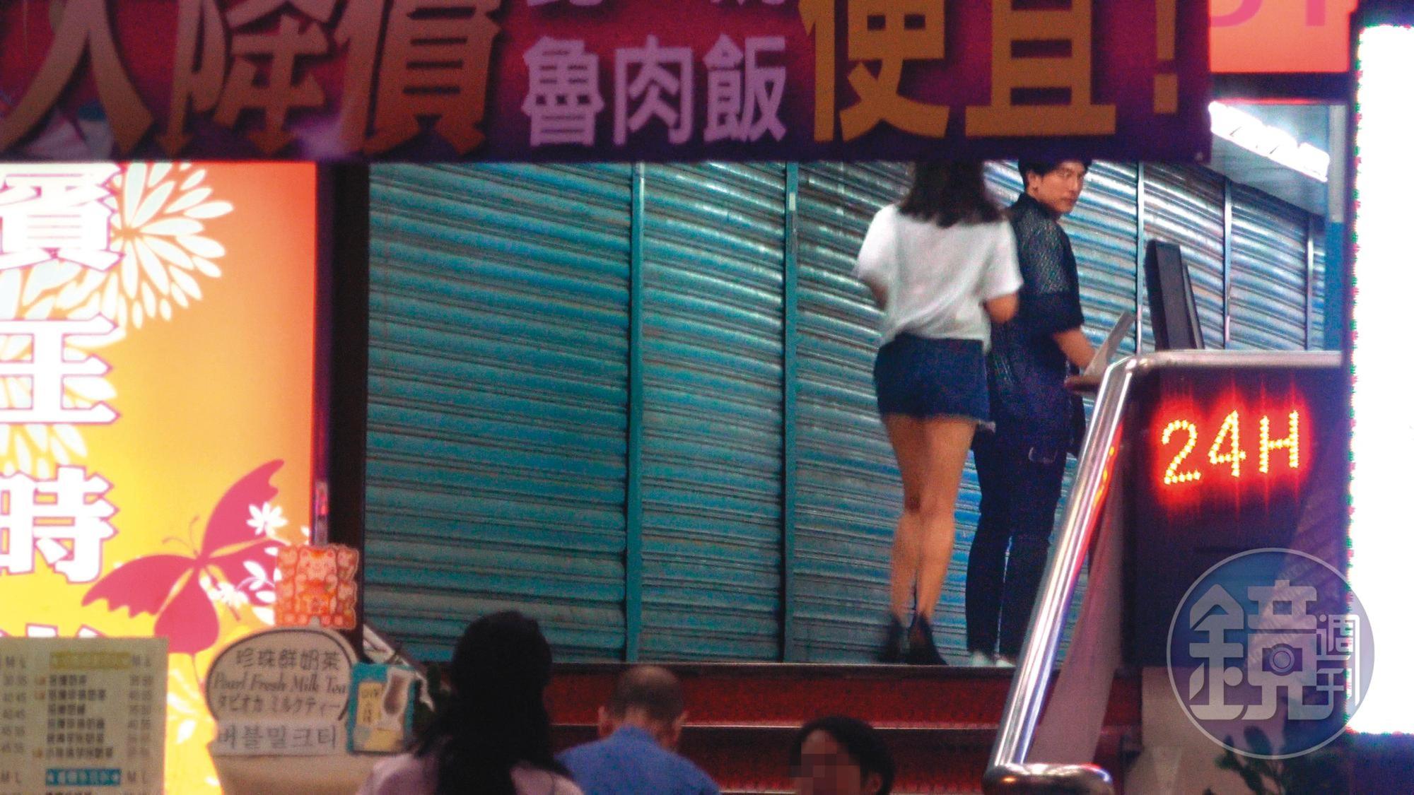 6/15 22：40 陳意涵（左）跟著邱澤（右）腳步上樓躲藏，露出腿部線條。