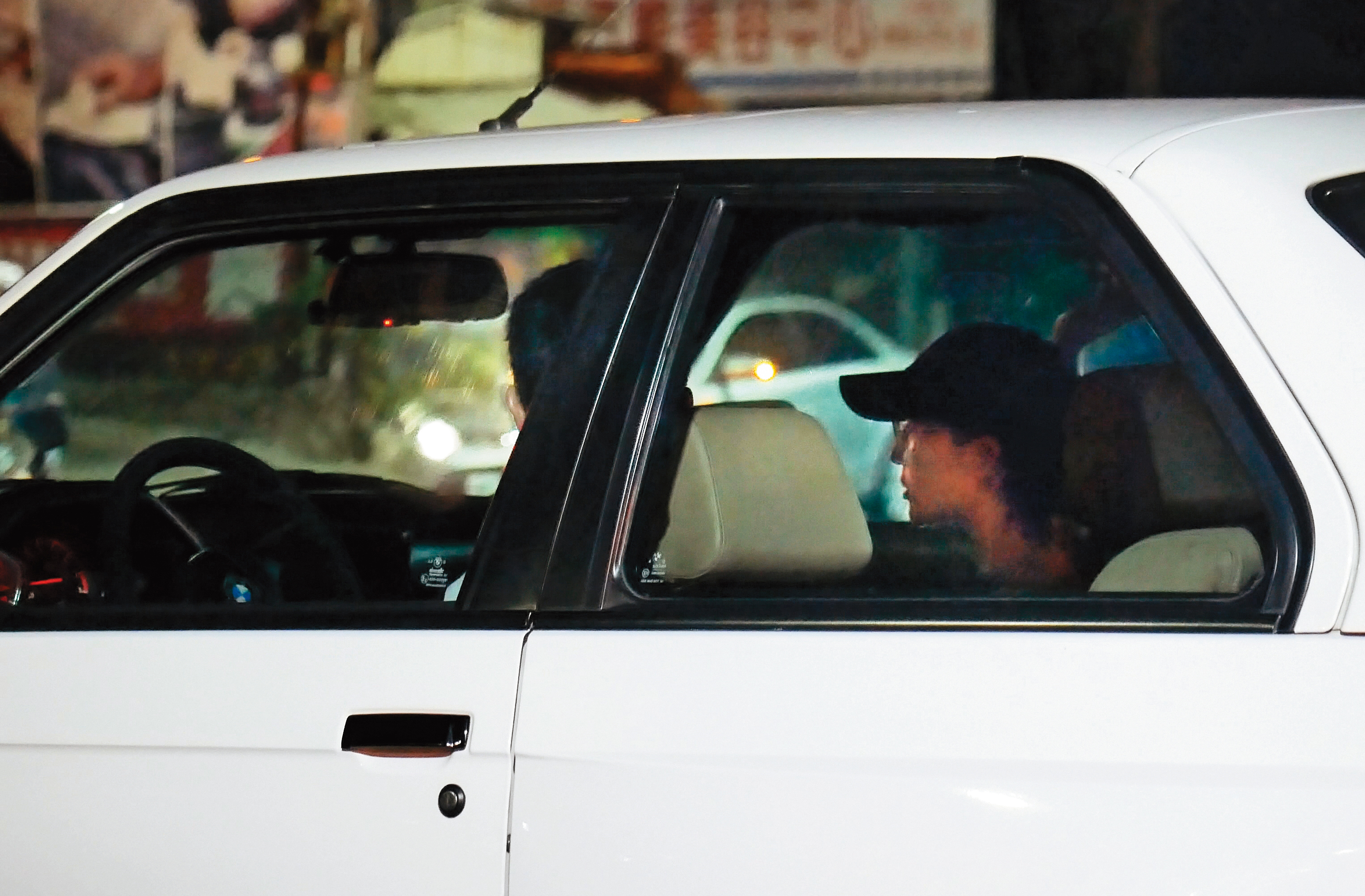 本刊曾經拍到邱澤（左）與張鈞甯（右）同車約會，邱澤認愛，不過張鈞甯撇得很清。