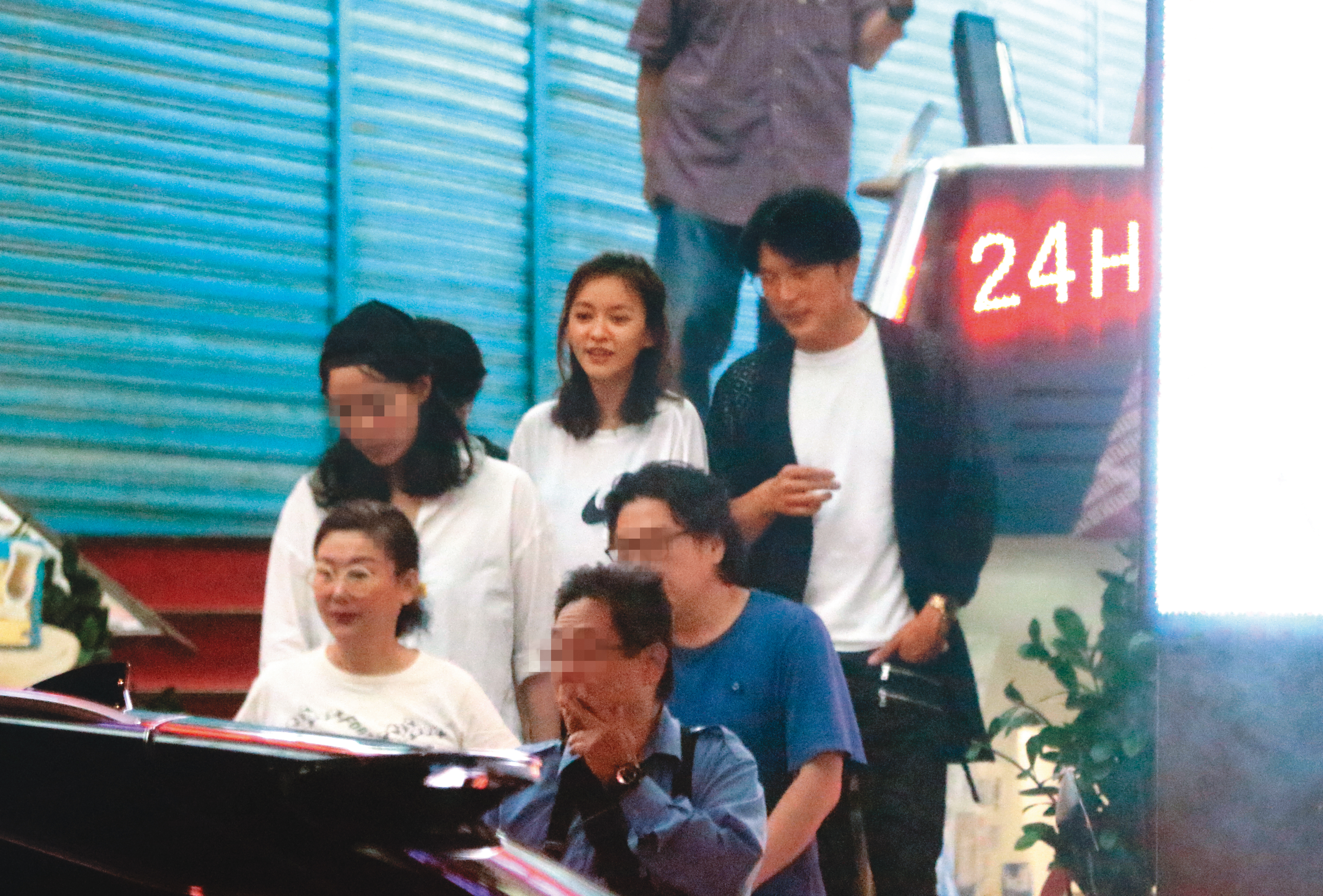 6 / 15　22：37　邱澤（後排右）與陳意涵（後排左）隨後出現，兩人首次合拍戲劇，感情變得要好。