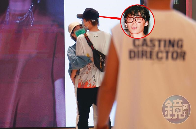 兩人戴著口罩在微風南山逛街，女生看起來心情很好地抱著酷炫（小圖）、眼睛還笑咪咪的。