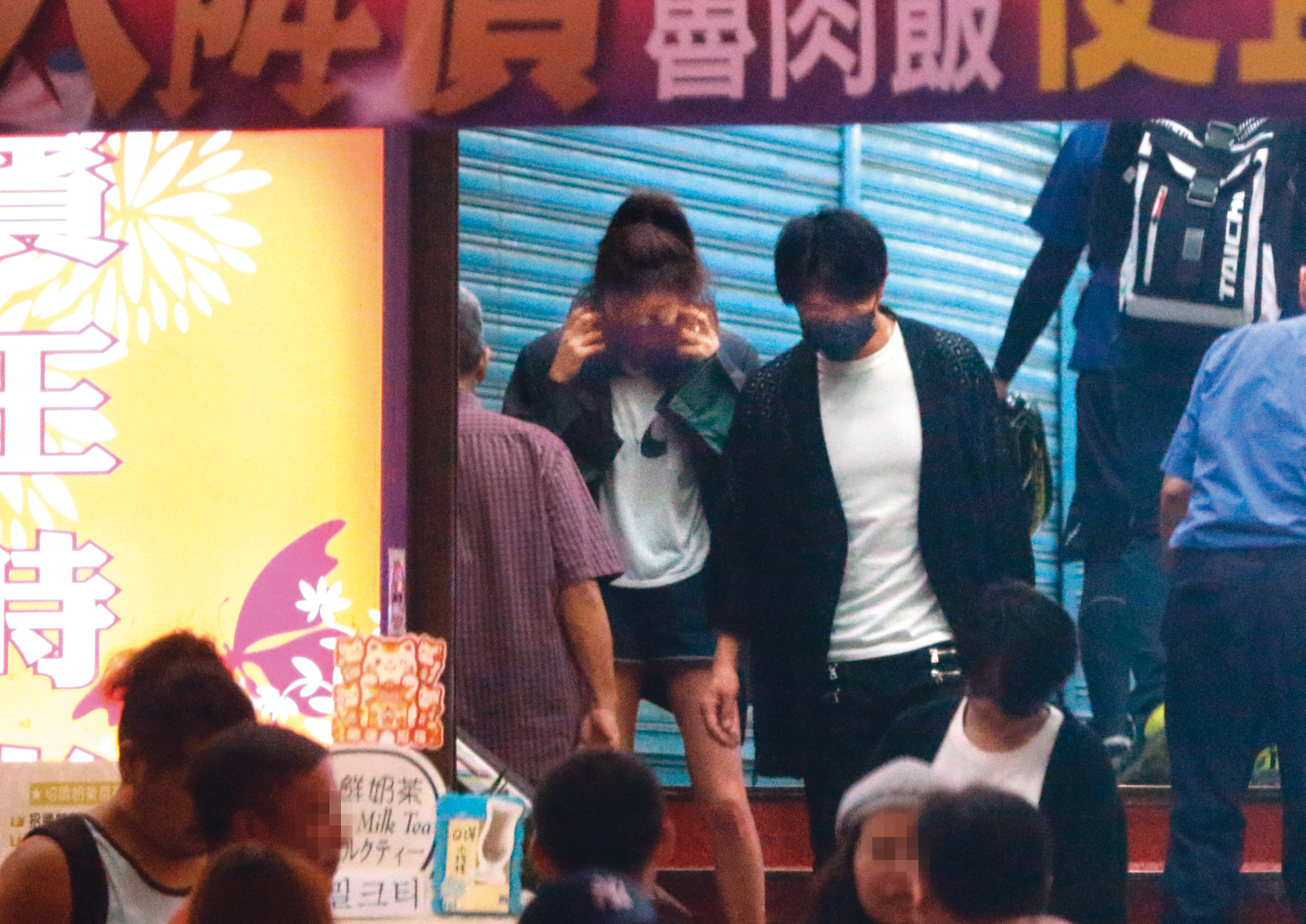 6 / 15　22：48　上樓之後再度現身，邱澤（右）與陳意涵都已戴起口罩保護自己。