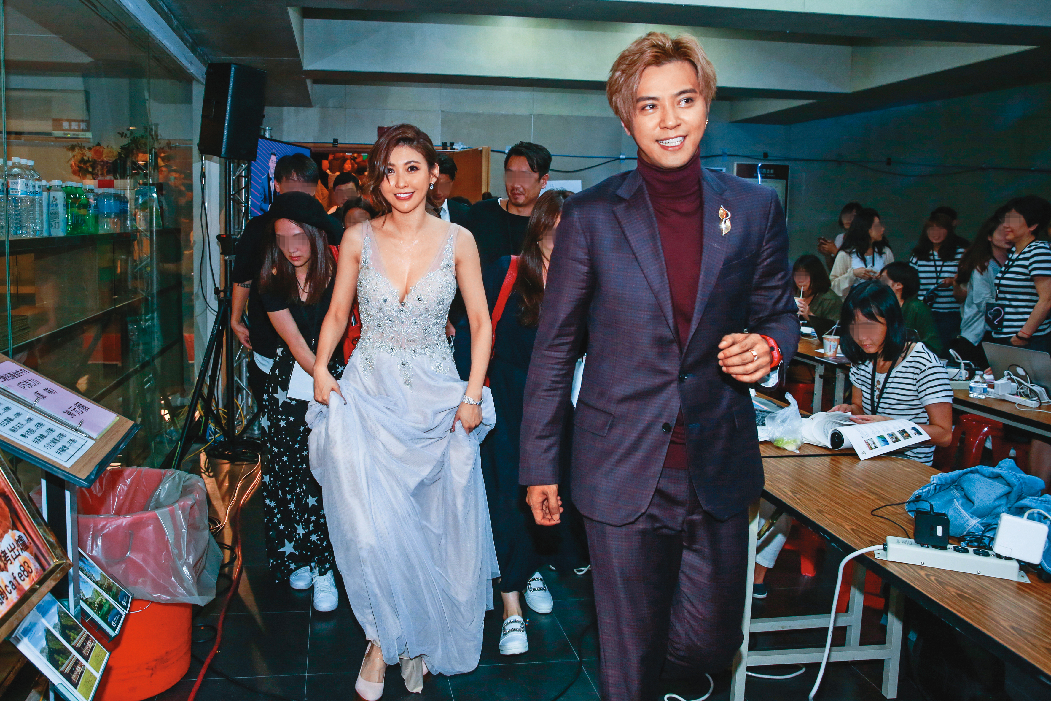 愷樂（左）改當唱跳藝人，一路以來小豬（右）都是提攜她的推手，公事與私誼早已分不清楚。