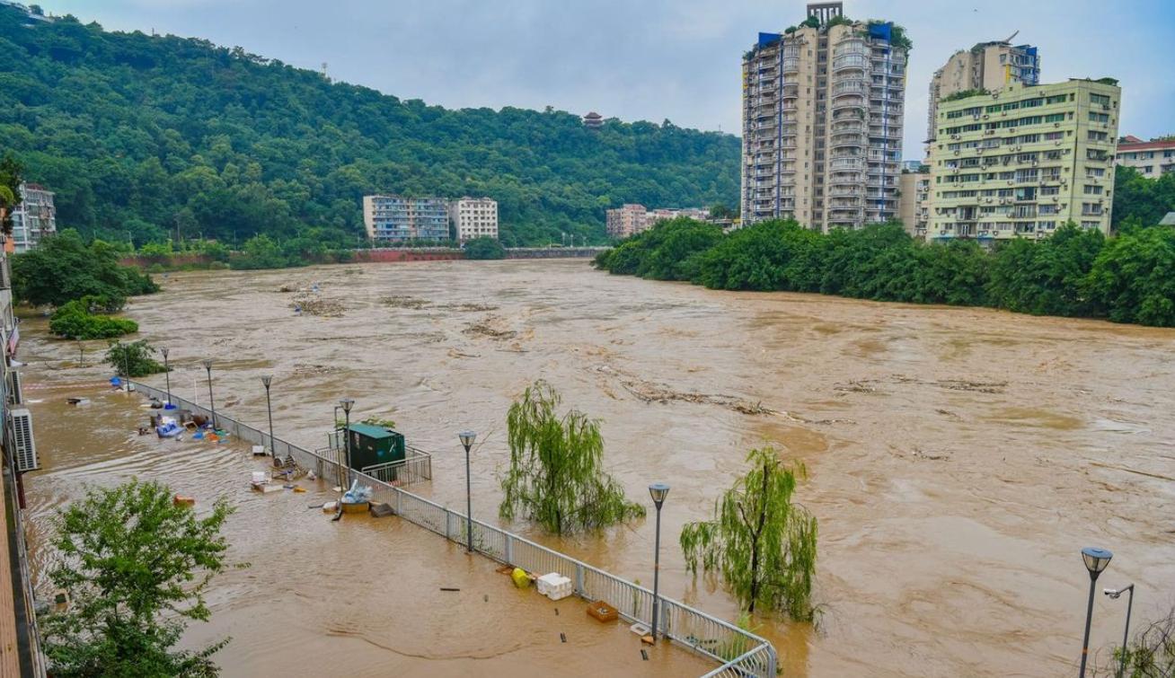 長江以來連日暴雨,重慶、貴州等地均出現嚴重洪水災情。(翻攝自人民日報推特)