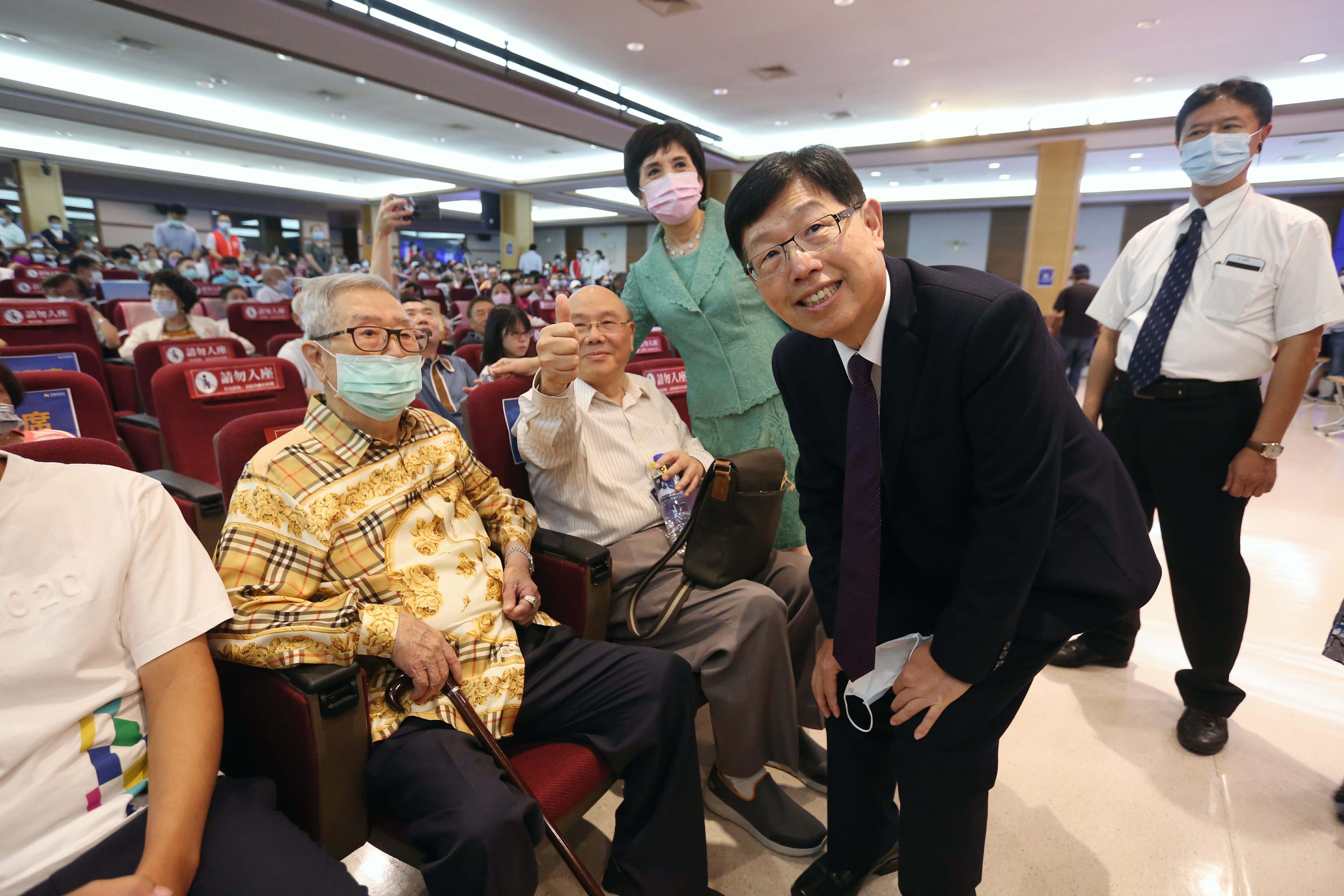 郭台銘退休後忙創業，鴻海股東會首度由劉揚偉主持。