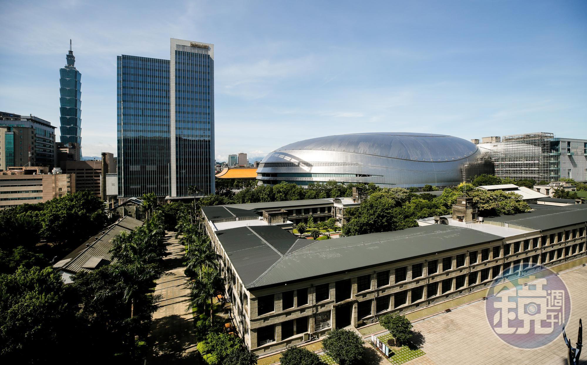 對於大巨蛋恐面連無法辦演唱會的狀況,都發局長黃景回應強調,會在核發變更建照中「附註」,更於大巨蛋核發使用執照前,要求遠雄須符合第97、127條。(本刊資料照)