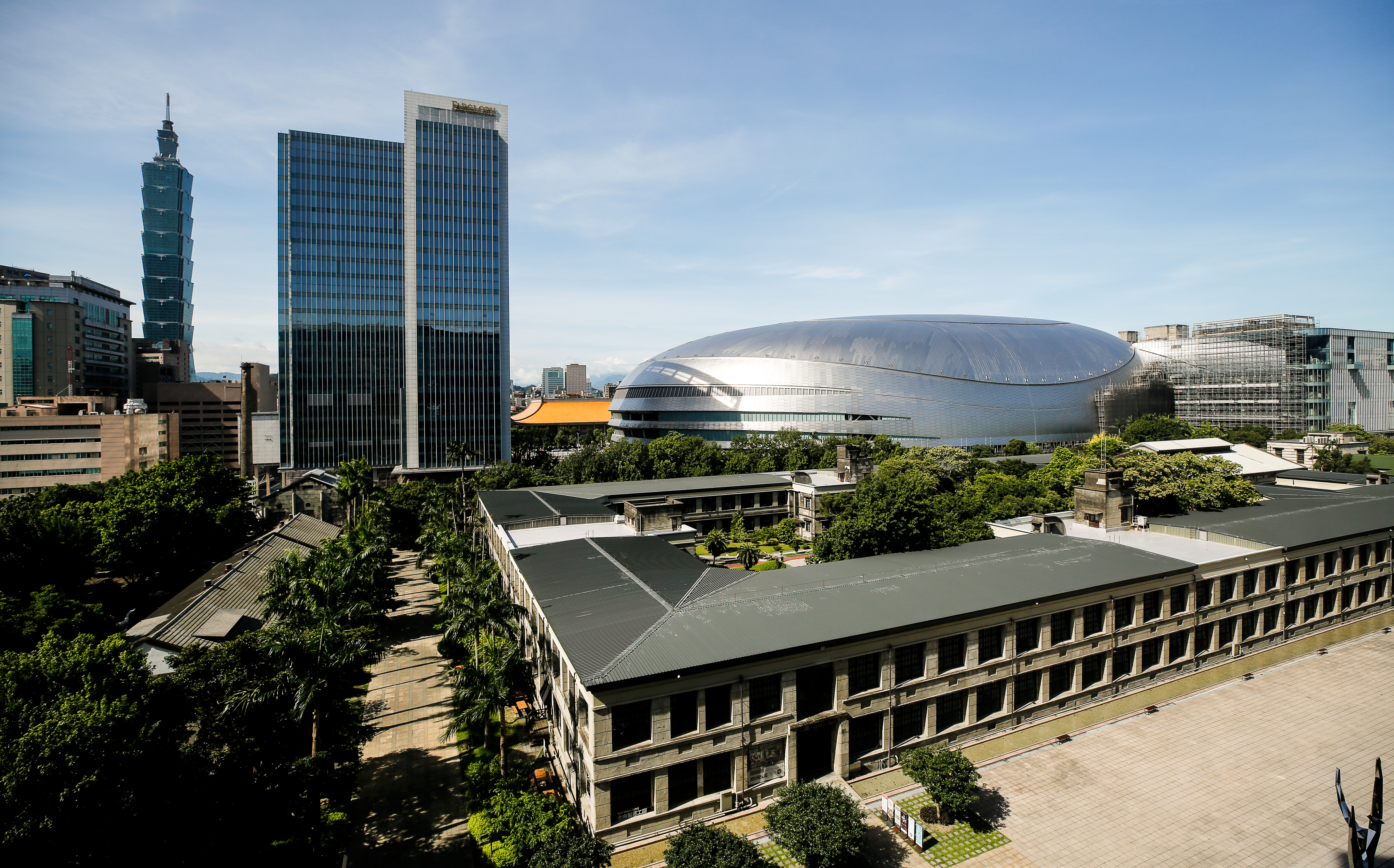 對於大巨蛋恐面連無法辦演唱會的狀況，都發局長黃景回應強調，會在核發變更建照中「附註」，更於大巨蛋核發使用執照前，要求遠雄須符合第97、127條。（本刊資料照）