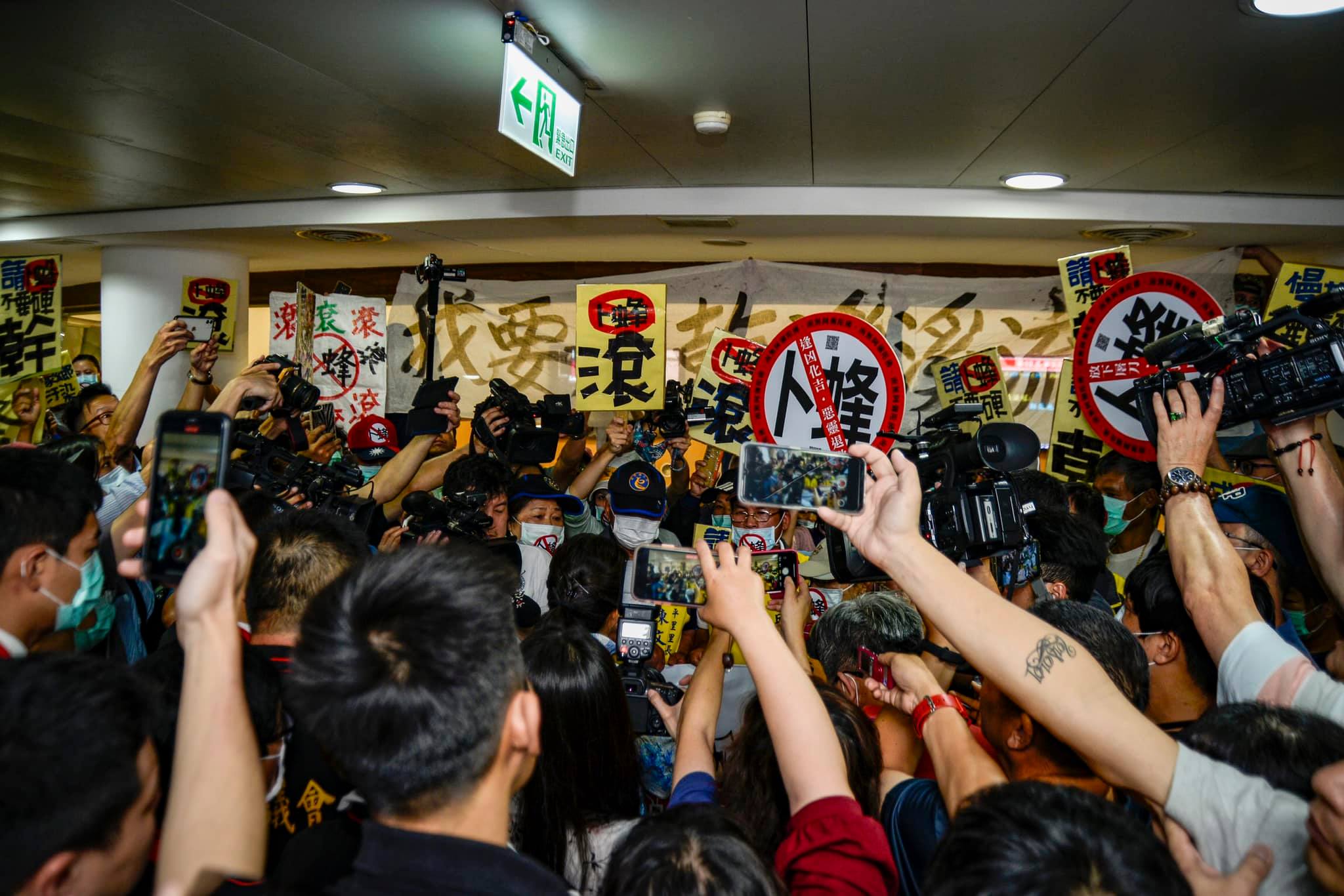 花蓮縣政府撤銷卜蜂集團執照。（翻攝自「反卜蜂養雞場鳳林自救會」臉書粉專）