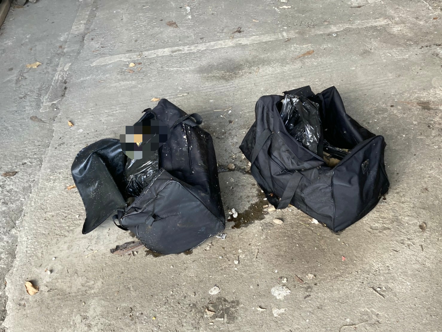 高雄市環保局打撈愛河垃圾時，撈到2只裝有屍塊旅行袋。（翻攝畫面）